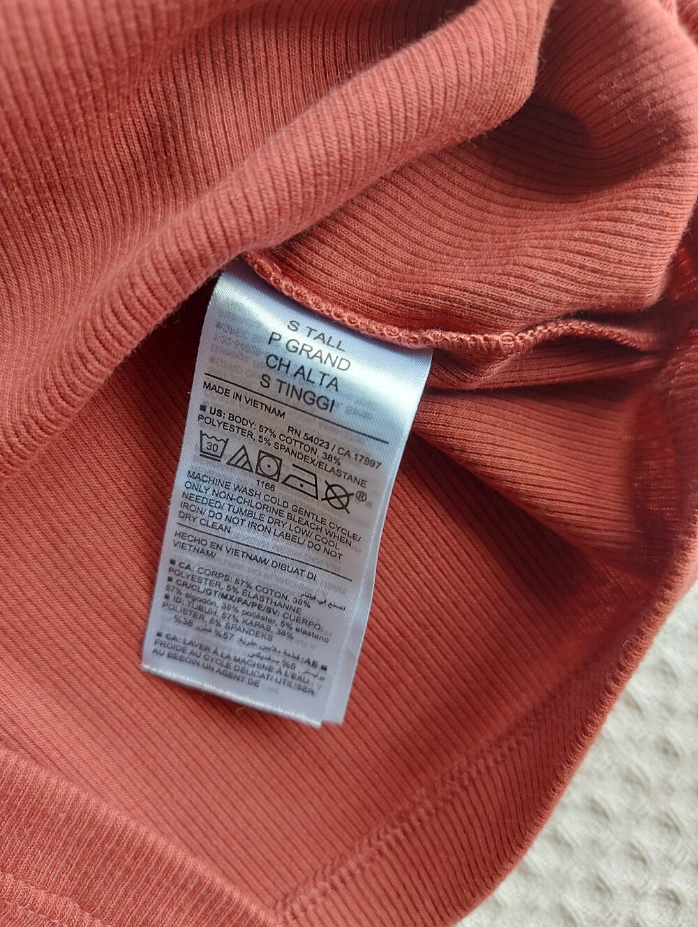 Old Navy Ribbed V-Neck Tank Top - Picture 3 of 4